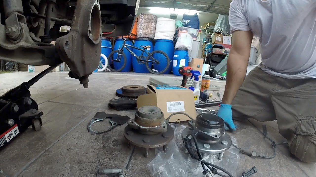 GMC Yukon 2004 wheel bearing hub assembly removal