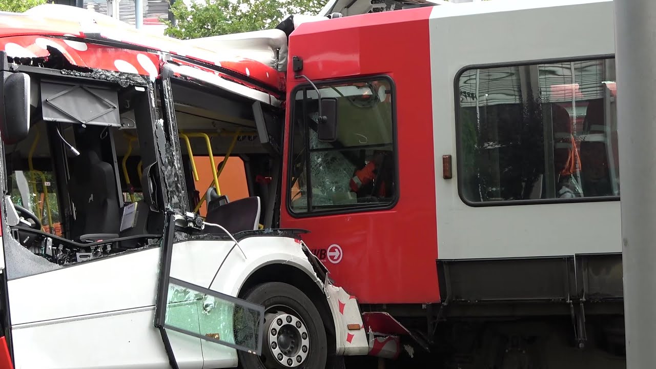 Stadtbahn fährt in Linienbus - 2 Verletzte - Aufwendige Bergung in Bonn am 09.08.23 + O-Töne
