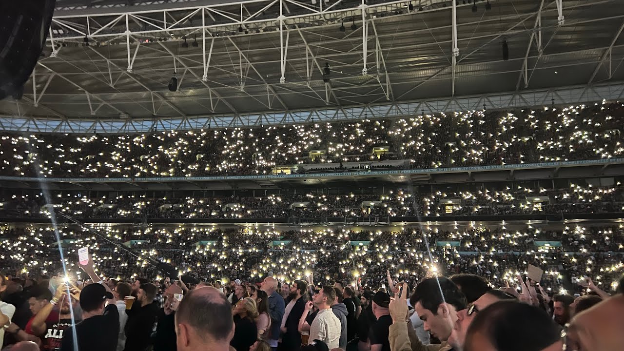 80,000 AEW wembley crowd sings judas