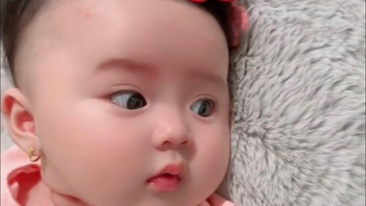 Em bé Yên  khi ở bên cạnh ba mẹ