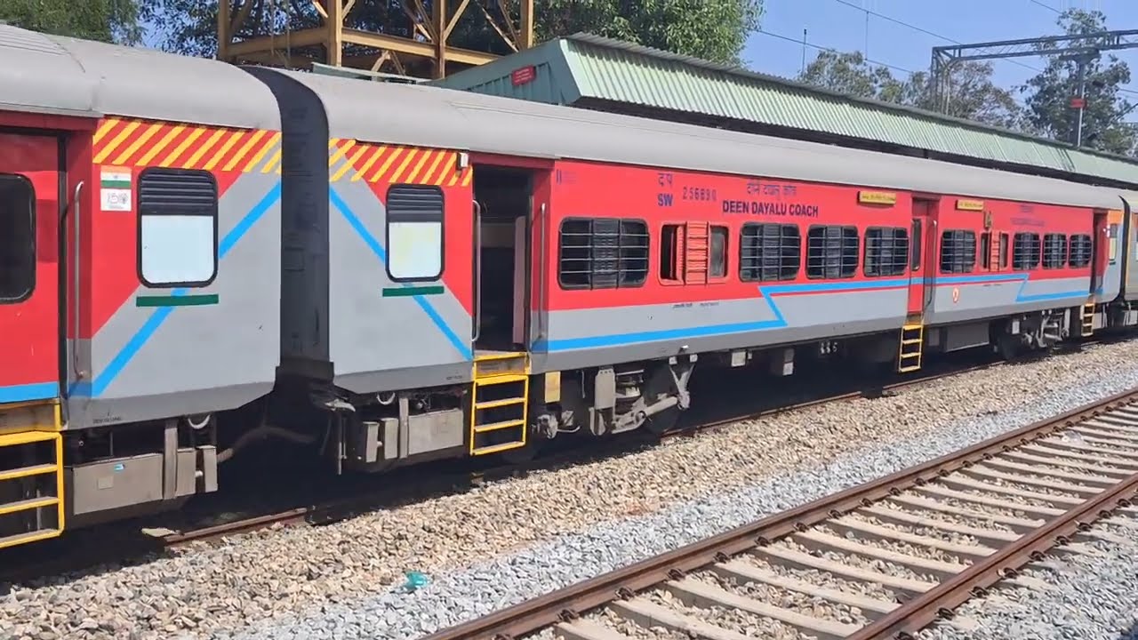 Arrival of WAP-7 with17307 Mysore-Bagalkot Basava Exp🚂🇮🇳 #indianrailways #trendingvideo #trainvideo 