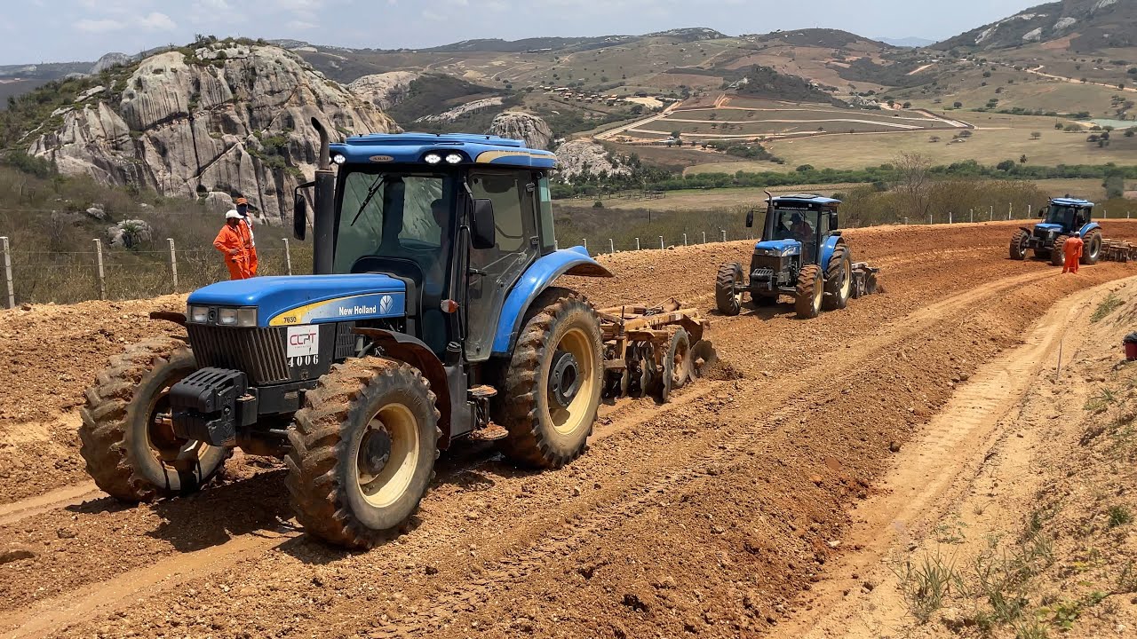 Maquinas pesadas trabalhandos no alto da serra na pedra da boca em araruna pb