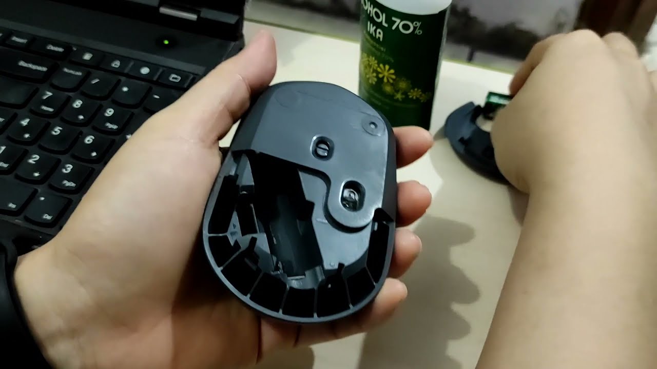 Scroll mouse logitech M170 rusak? Coba perbaiki dengan cara dibersihkan saja.