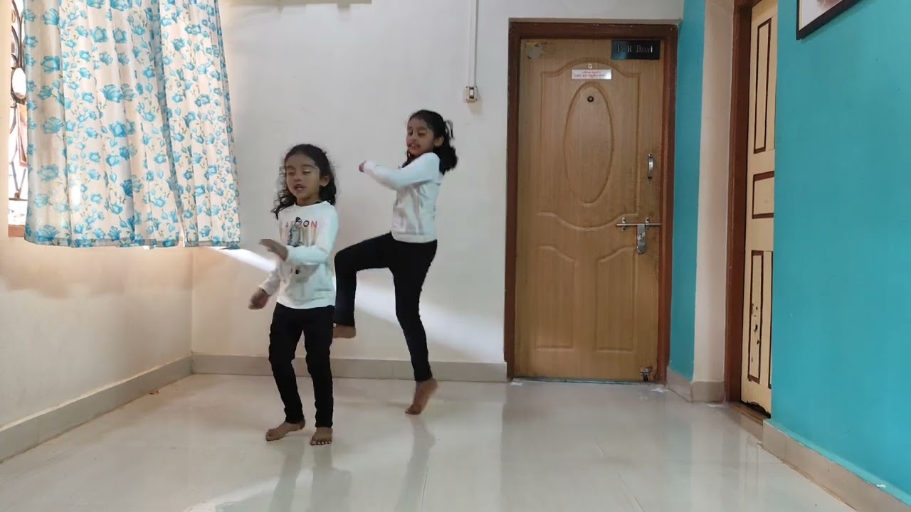 Tukur Tukur || Dilwale ||  Kids bollywood Dance performance ||  Shivaswi Dalvi & Yashvi dalvi || 💃🥳🤘