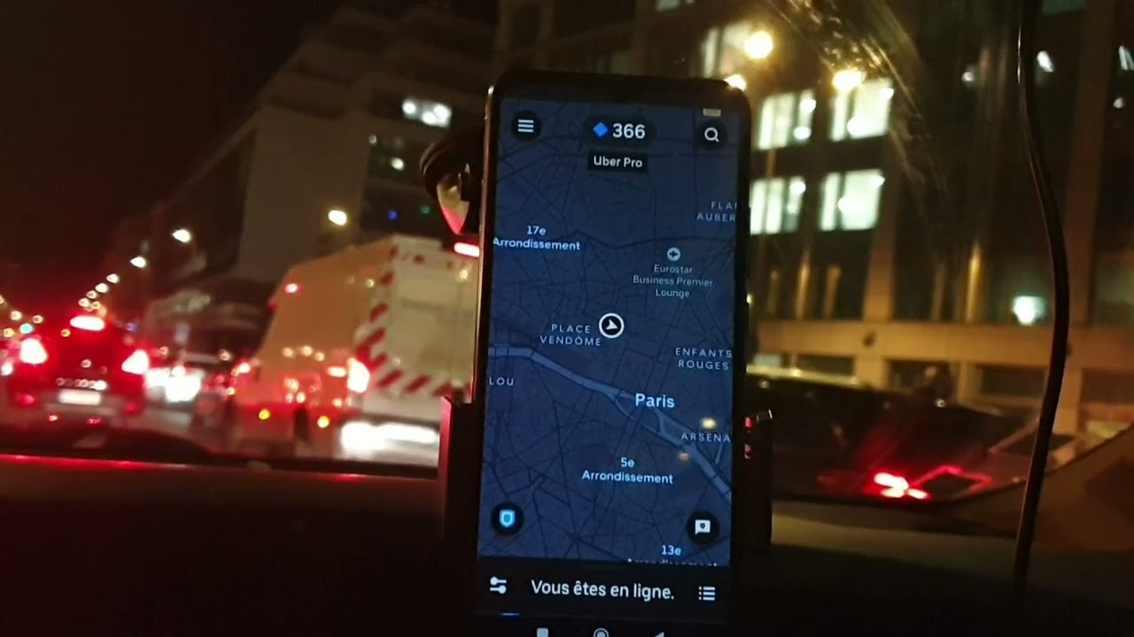 Voyage Insomniaque: Une Nuit de Vendredi Épique en VTC à Travers Paris