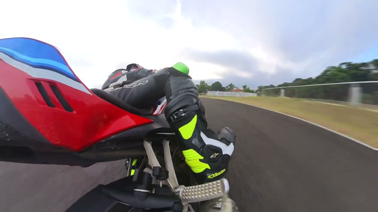 SUNDAY TRACKDAY,DAVE ON HONDA CBR150R DICING WITH NOEL ON YZF R3 #nocopyrightinfringementintended 