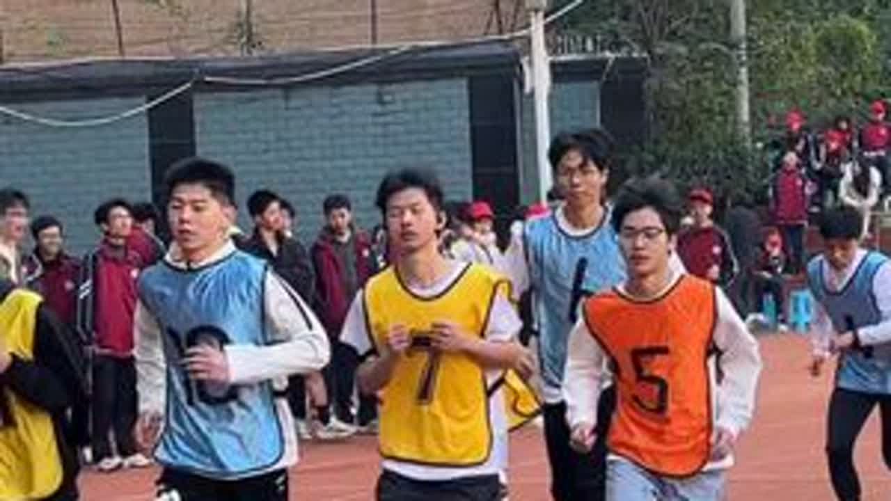 #学校运动会 都说校运会是青春最好的文案，果然，青春的脚步、速度和活力都在你们身上得到了尽情体现！参与是一种快乐，结果是一种鼓励！！追风少年，加油吧！#渠县二中