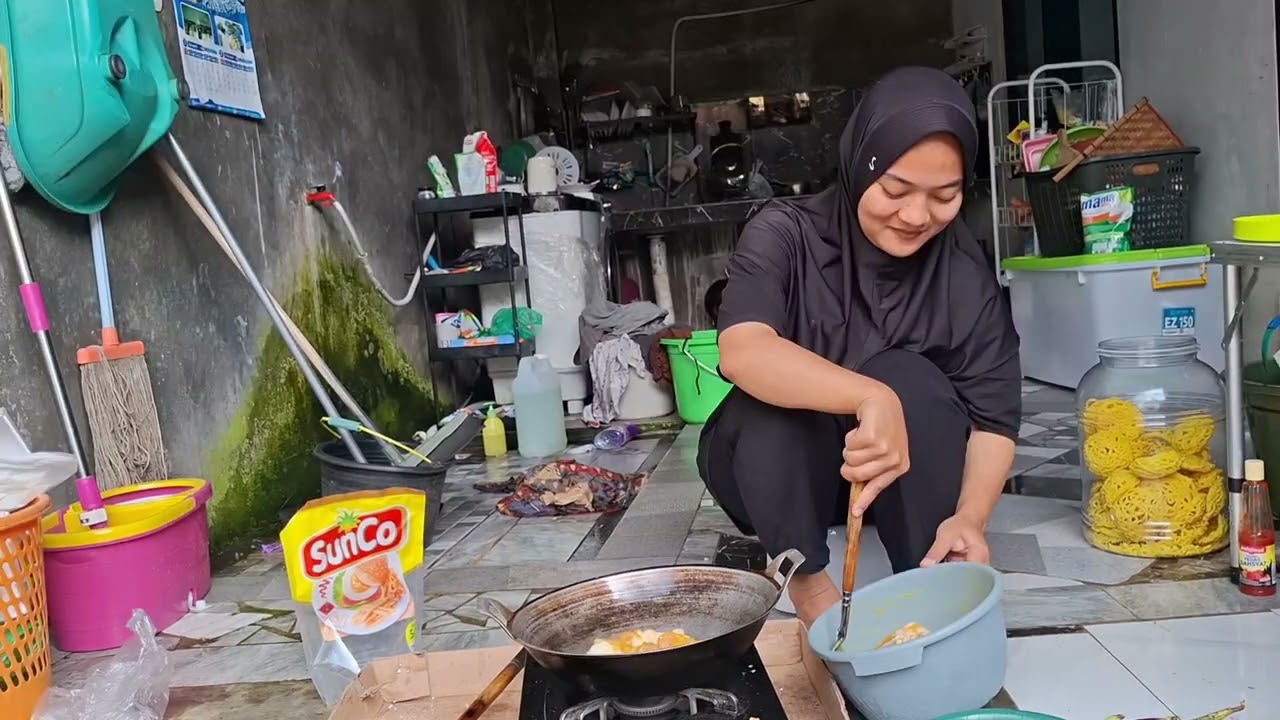 Masak Nasi Liwet, Ayam Goreng Serai, Sambal Petai, Terong Goreng, Kerupuk . Keseruan Makan Bersama