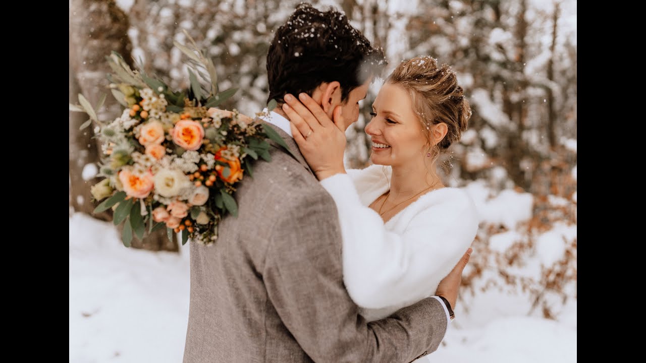 Modern Alpine meets Apricot – Eine romantische Winterhochzeit im Schnee in lebendigem Apricot