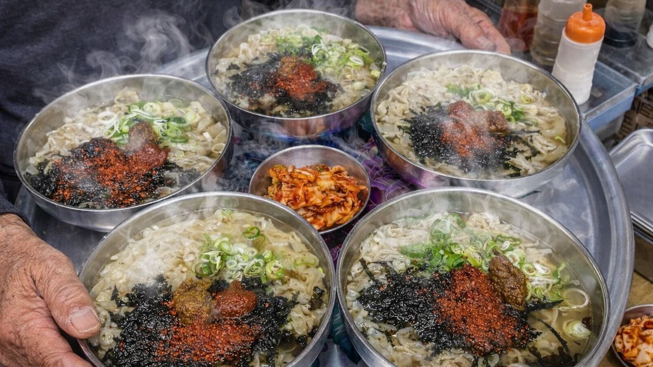 50년을 한결같이 손님 미어터지는 할아버지 국수?! 서울에 이런 곳이 있었다니 놀랍습니다!! Korean street food