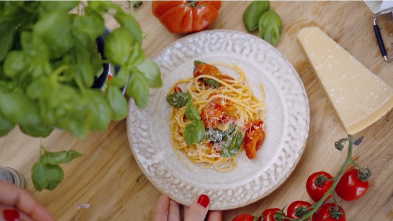 KLASSIKER: Spaghetti mit Tomaten-Wei&szlig;weinsauce