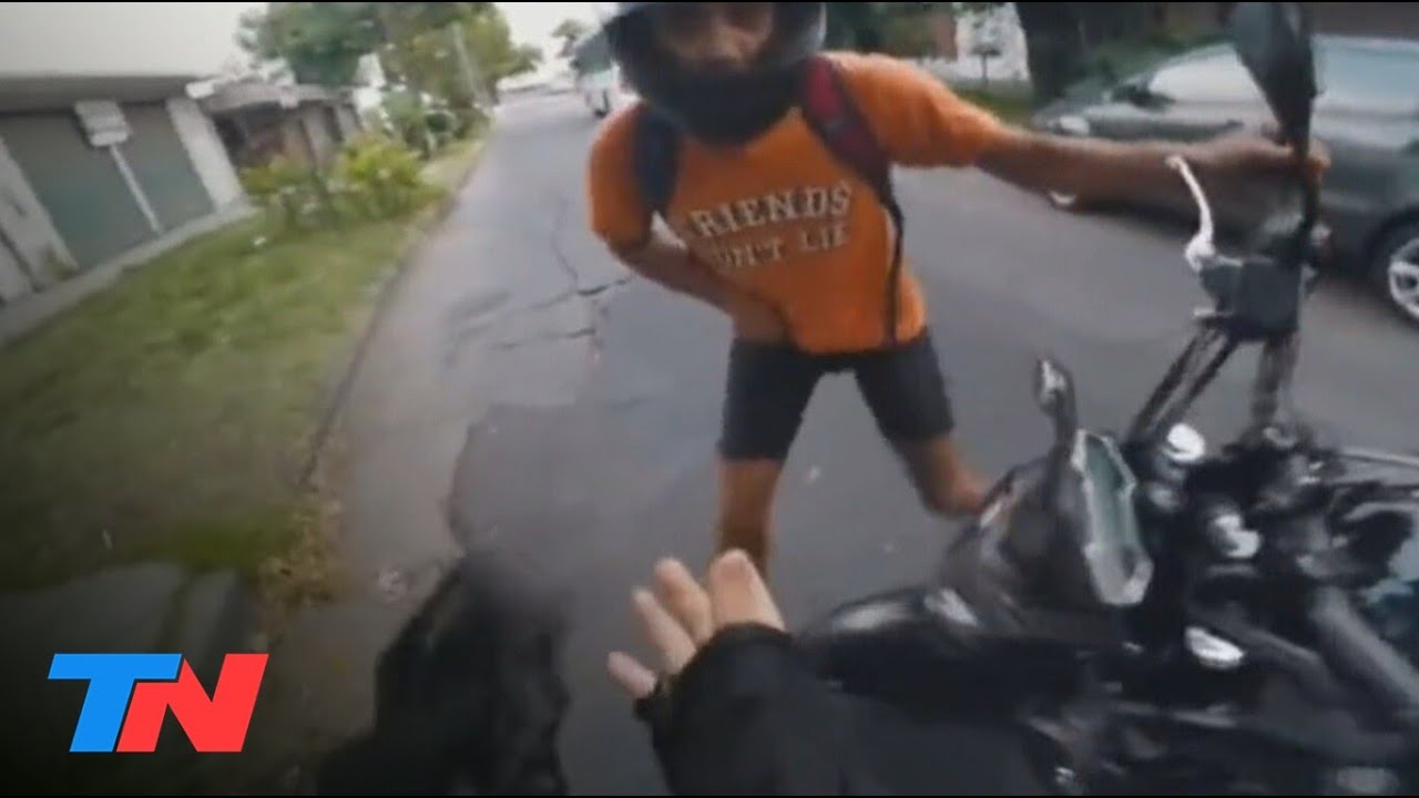Motochorros lo asaltaron, él grabó todo y les rogó por el celular: 