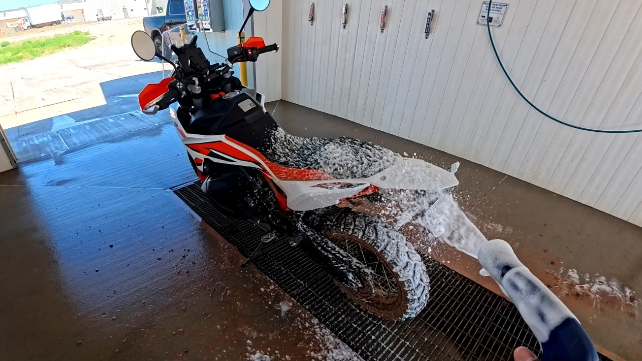 KTM 890 R shower time!