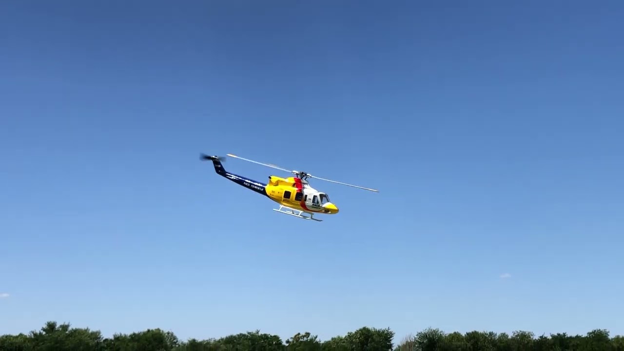 Flywing Bell 412 volando en el Newbery