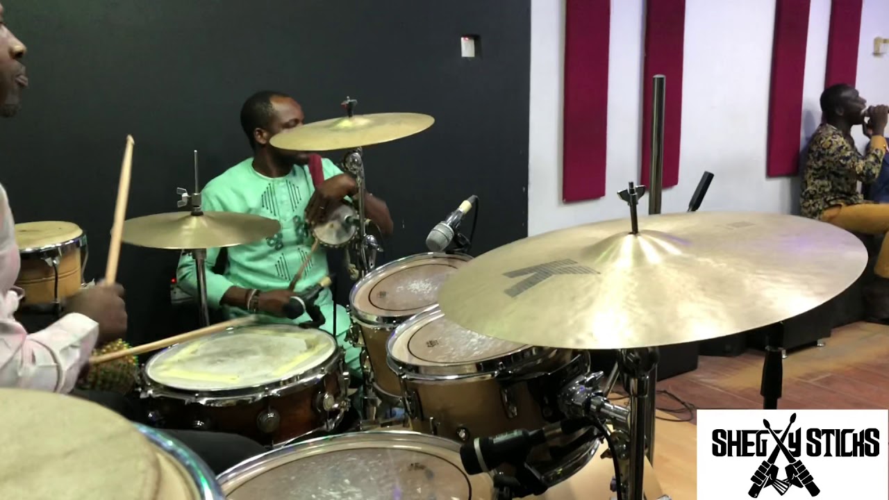 AWESOME AFRICAN PRAISE MEDLEY DURING A BIRTHDAY PARTY/AWESOME GROOVE