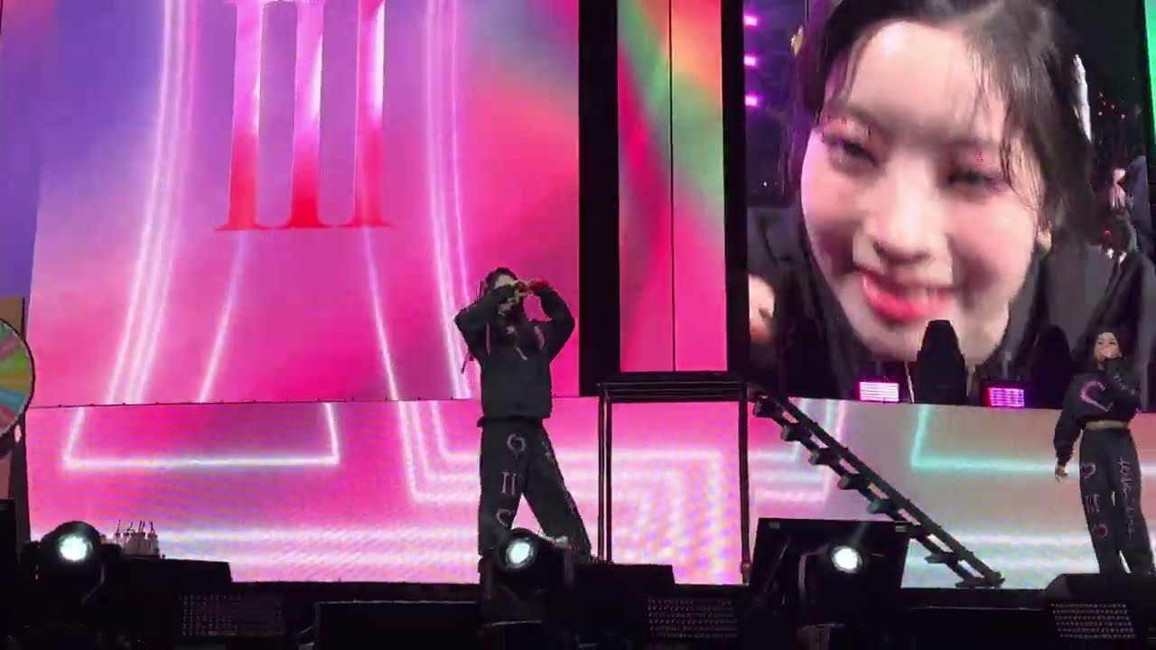 TWICE(트와이스) Baby Blue Love + TT + SIGNAL | 4th WORLD TOUR III | New York | Day 2 [FANCAM] 220227