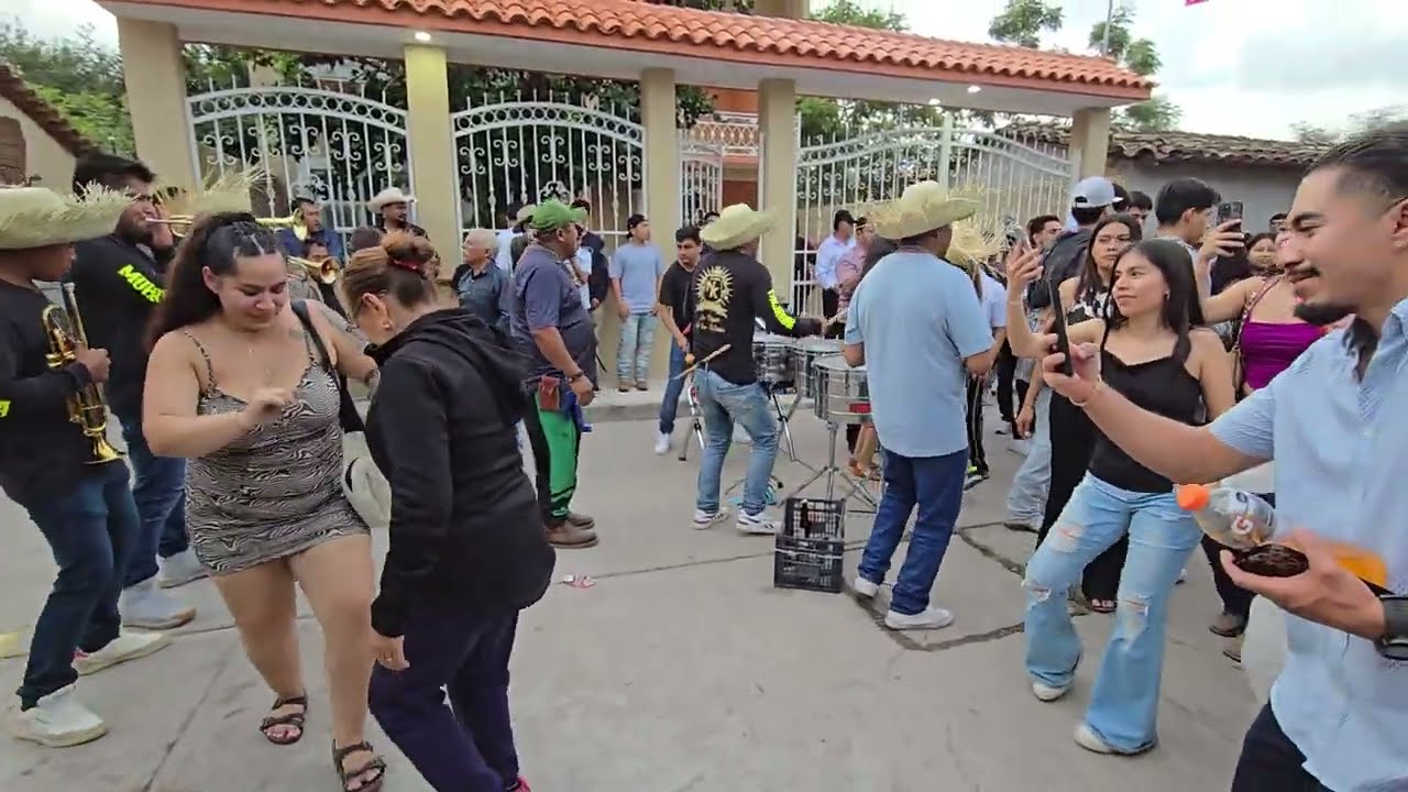 hermosa Dama baila al son de Banda NK ❤️