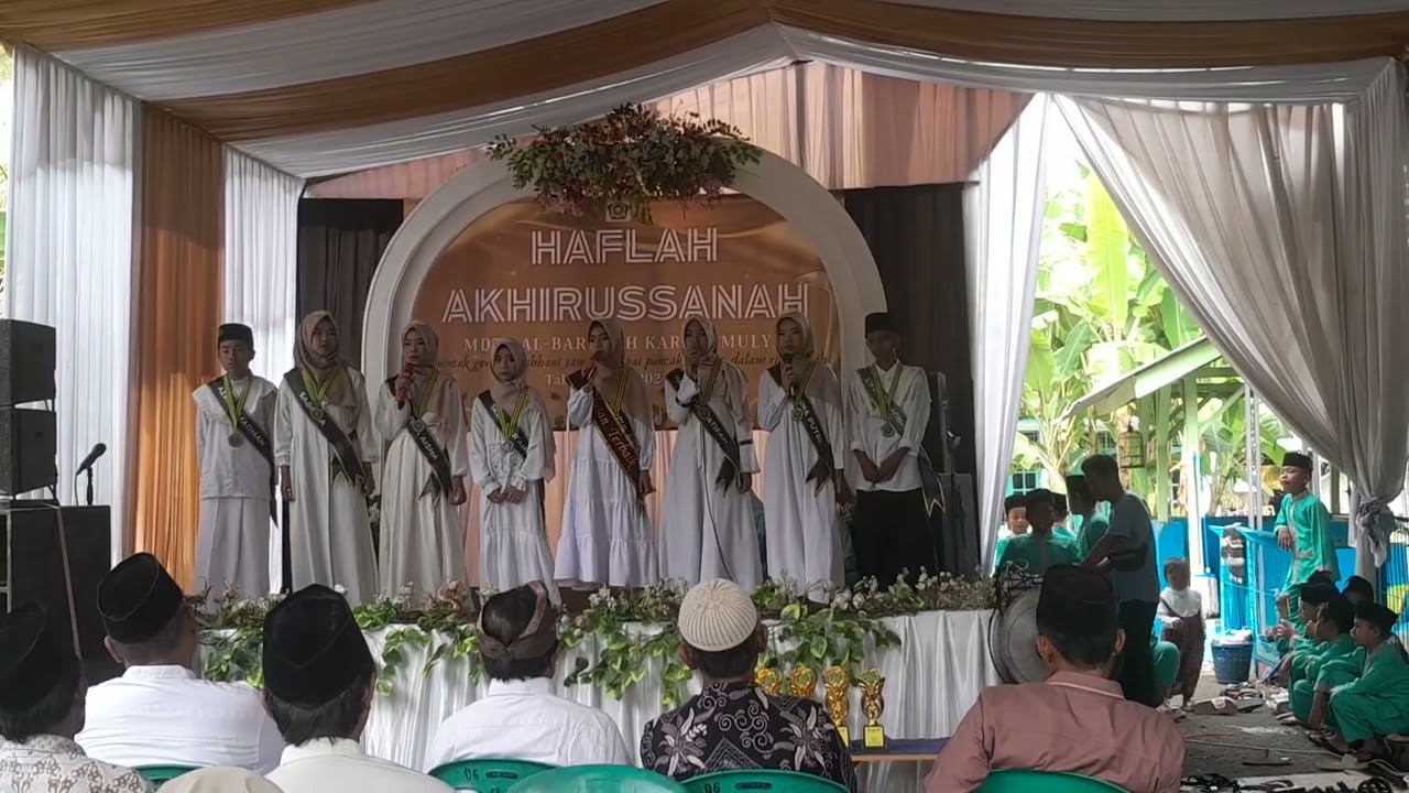 Teteh di acara perpisahan diniyah