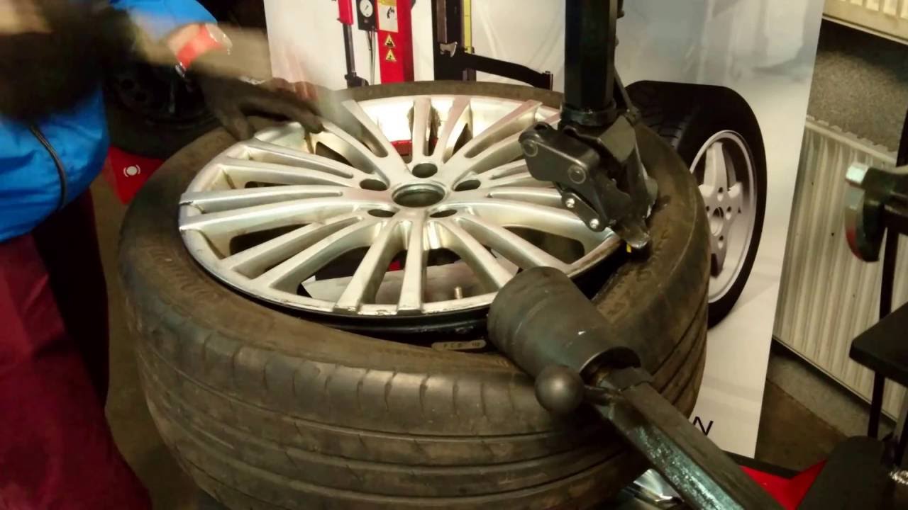 Demontaż opony 235/40ZR18 bez użycia łyżki montażowej