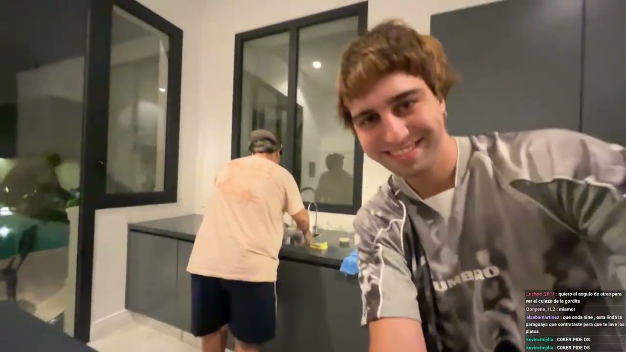 MORTEDOR cocina unos PANCHOS y se los come TODOS. ¡NO DEJA NADA!