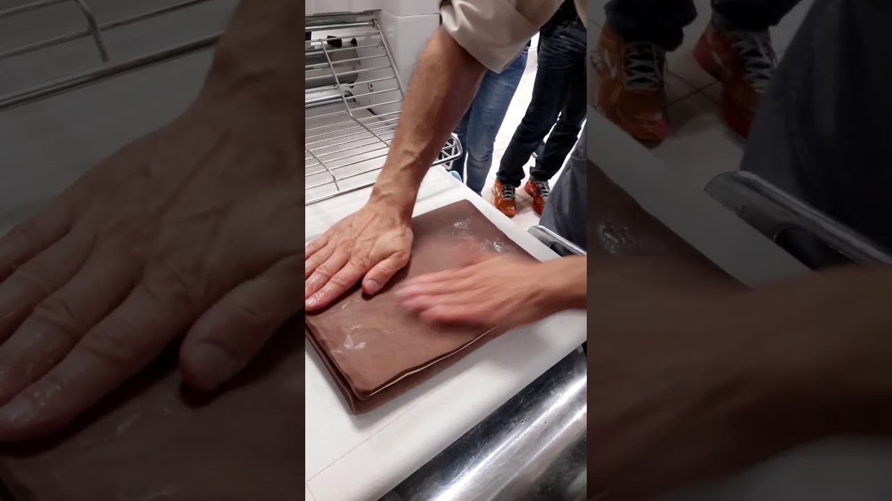 Tutorial: come incassare il burro all'interno di una pasta brioche.