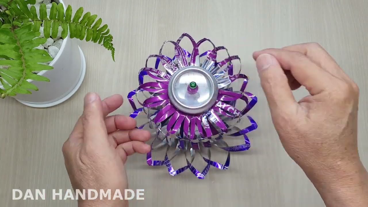 DIY | Cách làm lồng đèn Trung Thu hình Hoa Sen từ vỏ lon nước ngọt.