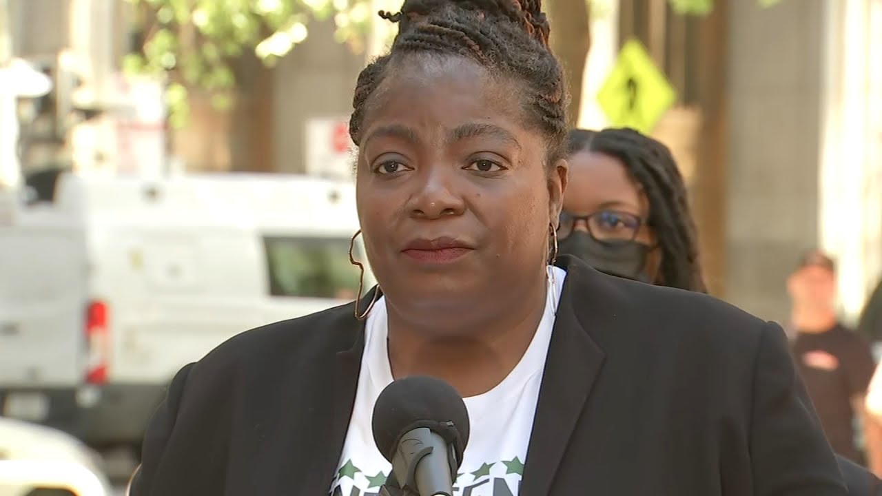 Chicago police wrong raid victim Anjanette Young says Mayor Lightfoot 'betrayed' her | ABC7 Chicago