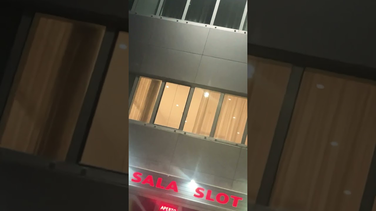 DALLE FINESTRE DI QUESTO ALBERGO SI VEDONO DUE CHE SI MENANO!