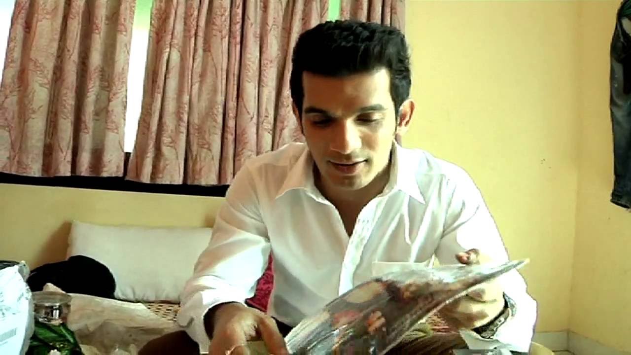 Arjun Bijlani Receives Gifts from Fans - Exclusive