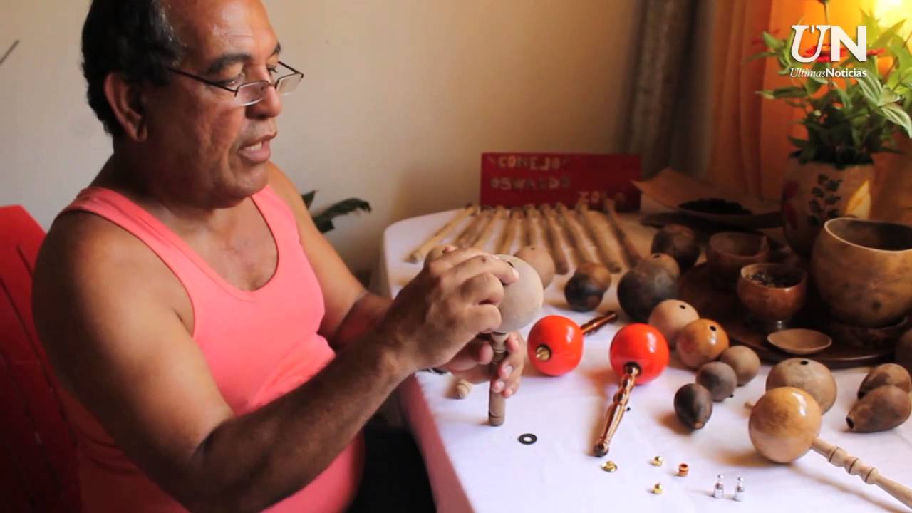 Oswaldo Zolá fabrica y toca las maracas con maestría