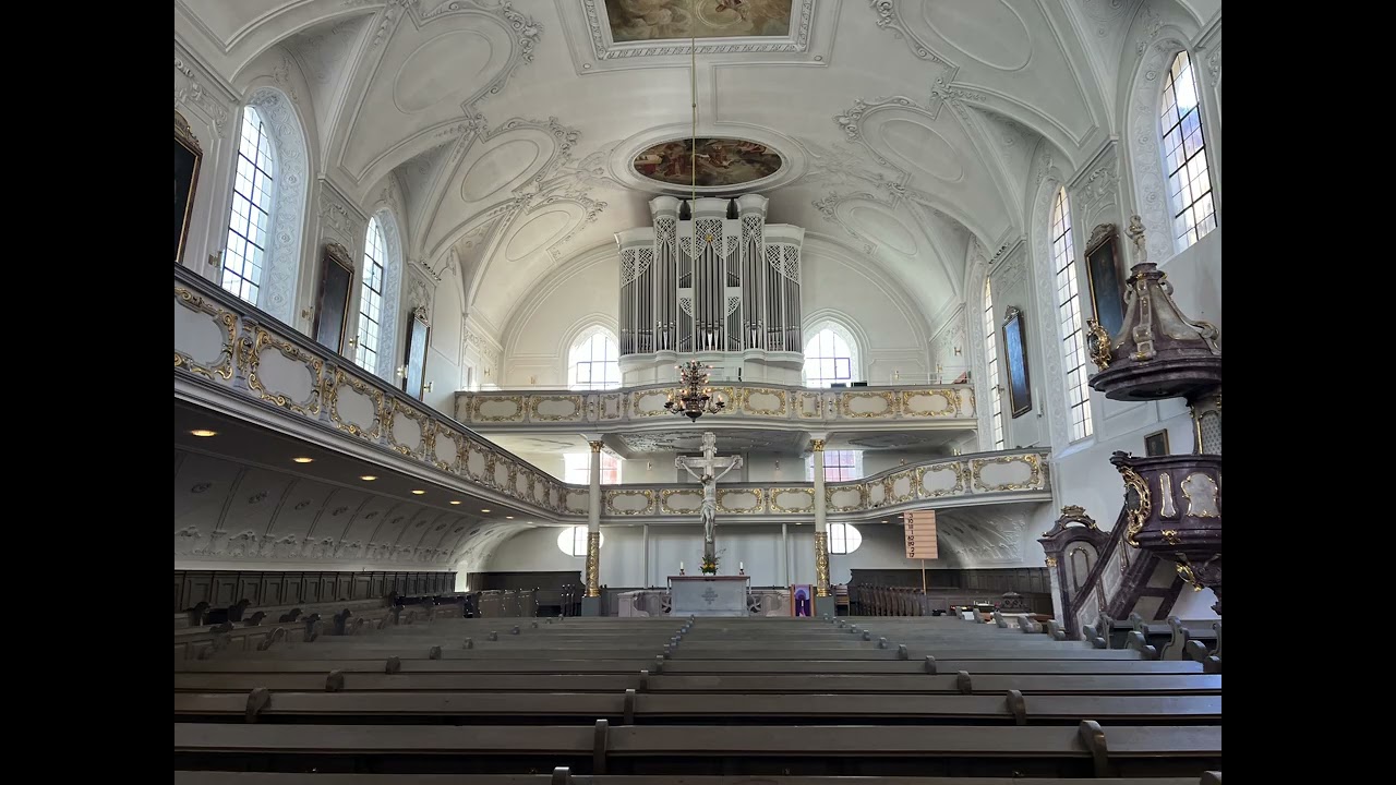 Ev . Luth Dreieinigkeitskirche in Kaufbeuren 12 Uhr läuten 