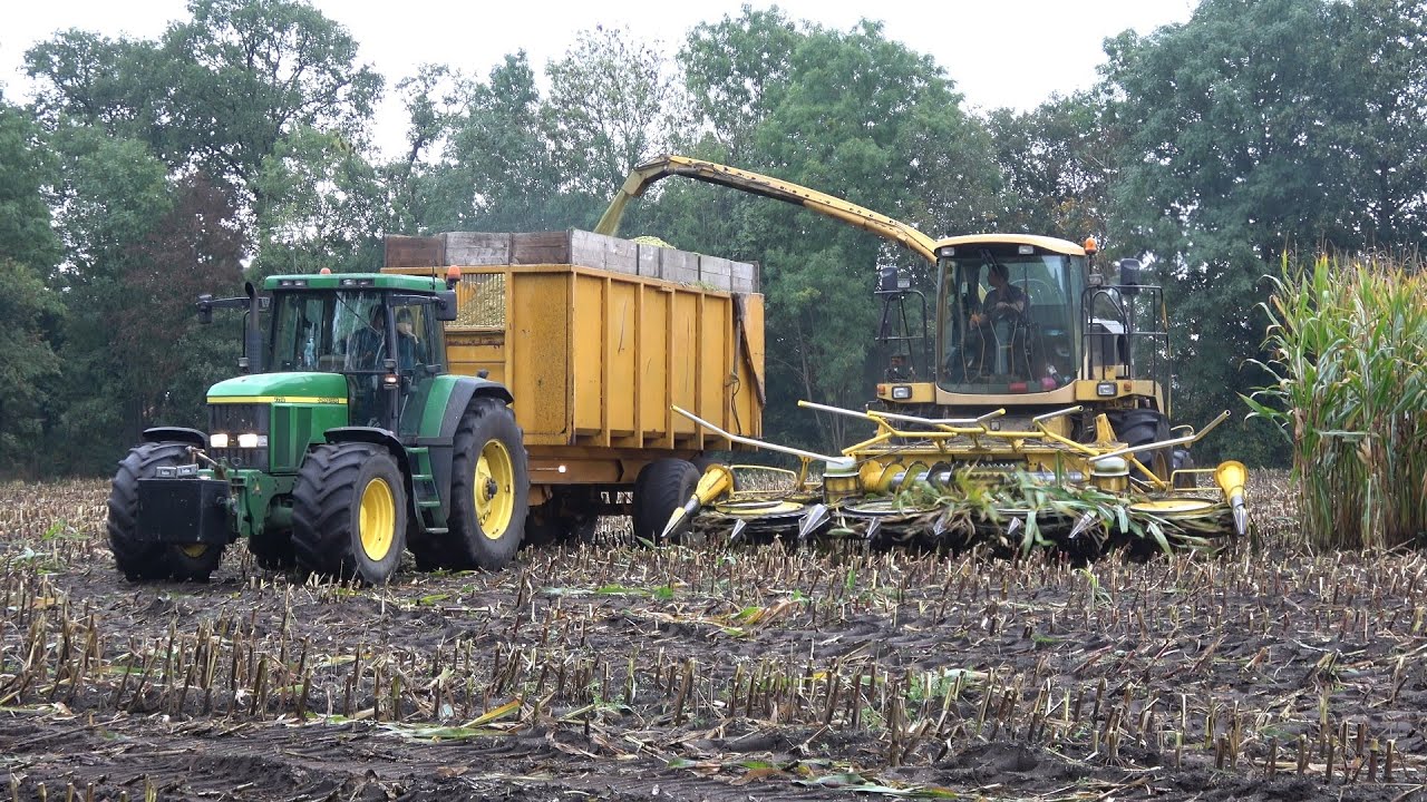 Mais hakselen in Hulsen met New Holland FX450 en John Deere trekkers door Mts Kroese (2020)