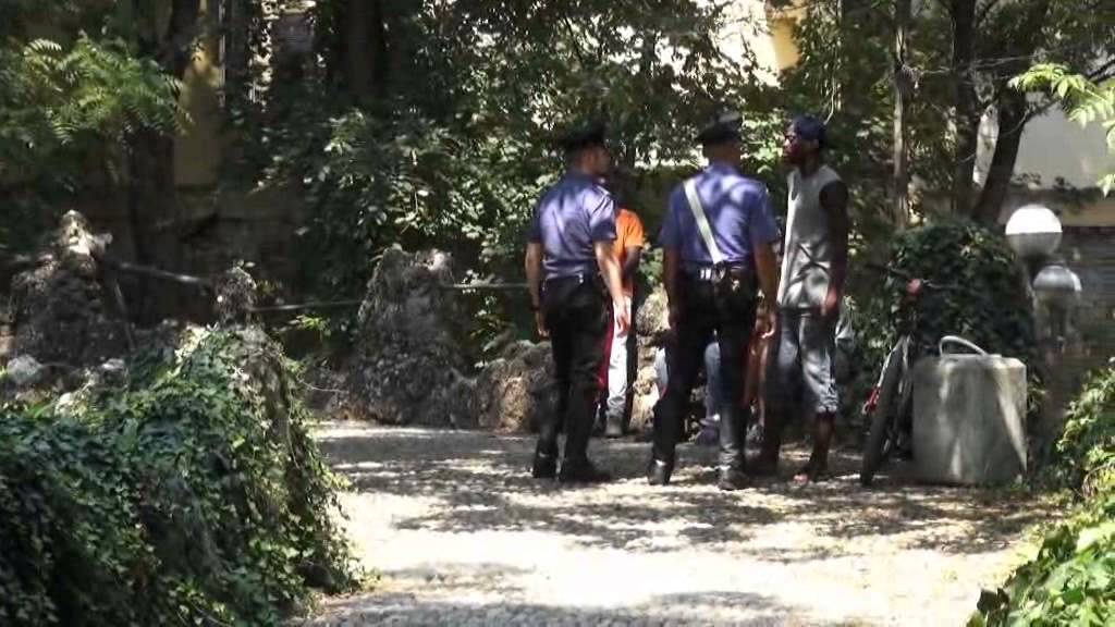 Controlli dei carabinieri in piazza Roma a Crema