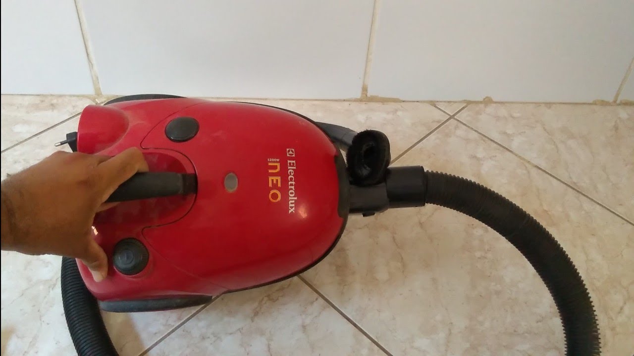 Fazendo manutenção no aspirador de pó Neo da Eletrolux