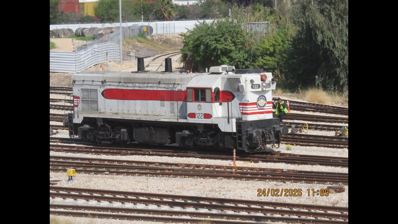 קטר 122 בתמרון בתחנת הרכבת חיפה  24.2.26 מזרח