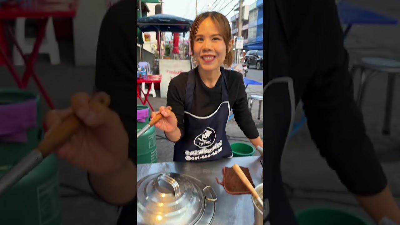 ข้าวขาหมูเมืองตรัง สูตรต้นตำรับ 50 ปี หมูนุ่มละลายในปาก  พิกัด ปากซอย เรวดี 44 นนทบุรี 
