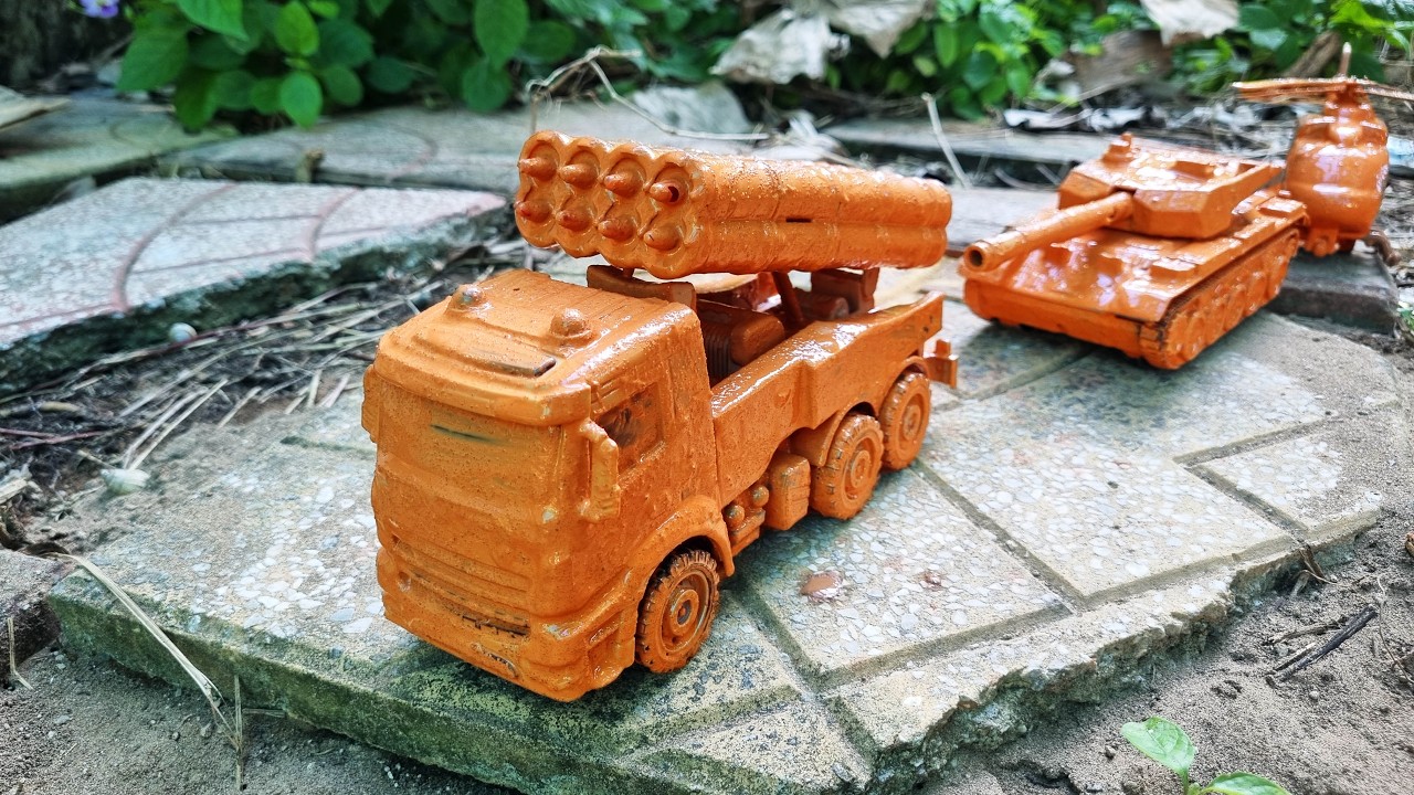 Find and clean up mud-covered toys, military vehicles, missile carriers, airplanes, and ambulances.