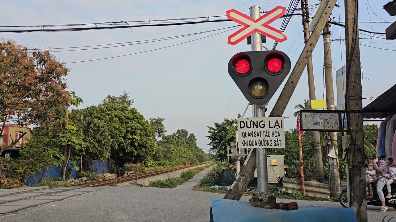 D12E-639 kéo tàu LP10 qua km 95+515 (khu gian:vật cách - thượng lý) (18/1/2026)