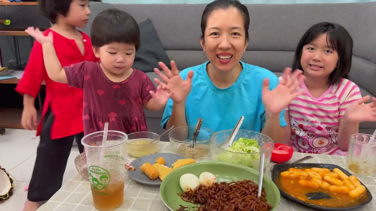 ăn tokpokki , mì tương đen trứng gà luộc và phô mai kéo sợi