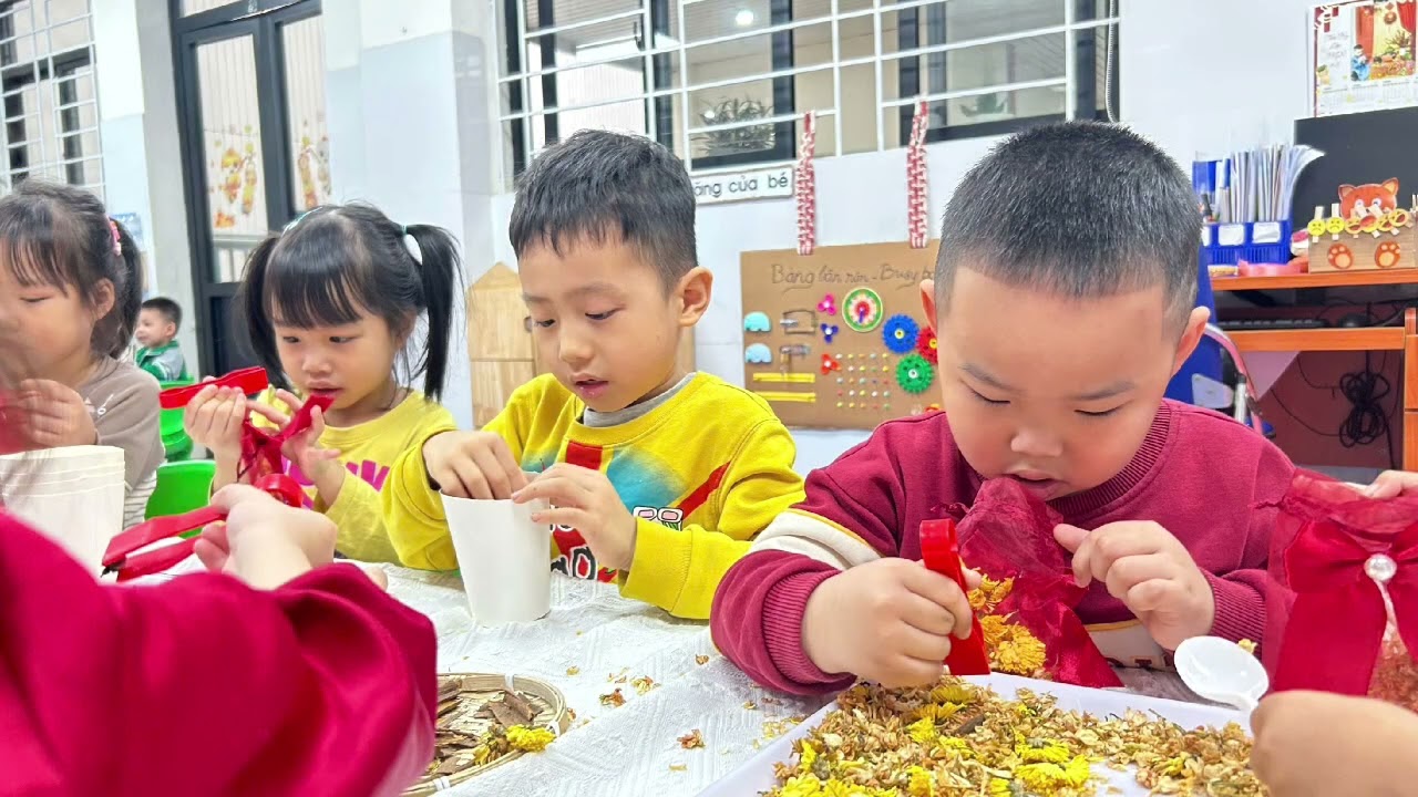 Các bé lớp MGN3 khéo tay làm túi thơm thảo mộc xinh xắn.