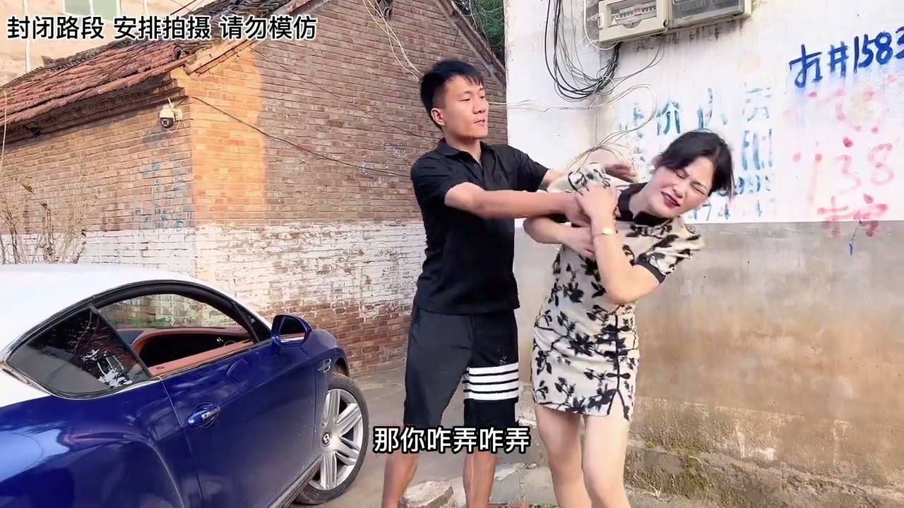 小兵开宾利车炫耀，兵嫂看不惯去抢车，结果把400万宾利车蹭了