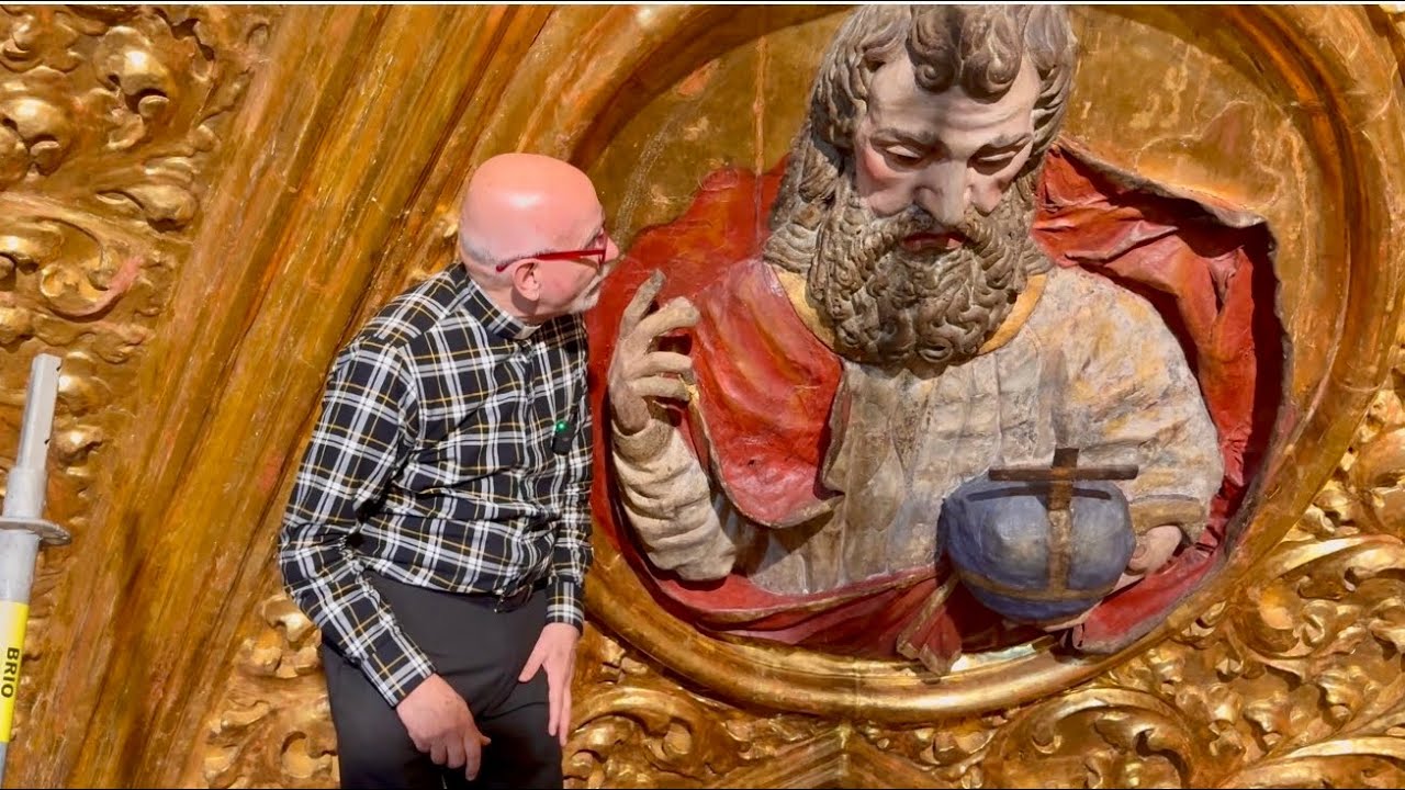 Ascenso a la parte más alta del Retablo o Altar de los Reyes en la Catedral de México