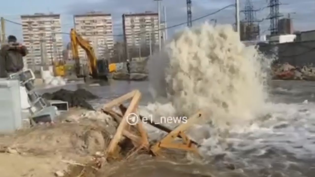 В речке-разливайке дорожный каток едва не утонул