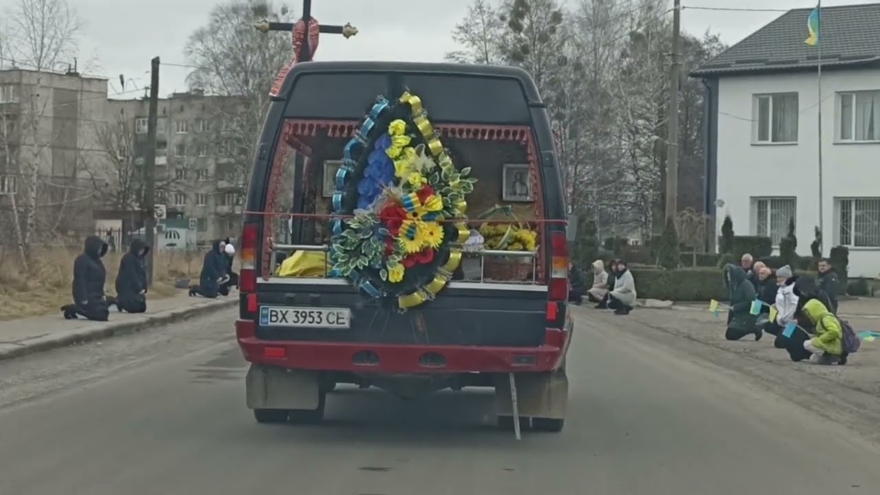 Коридор пошани для загиблого на війні клесівчанина Олександра Тріщука