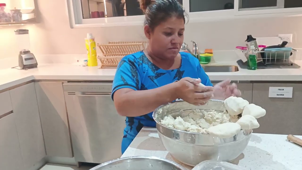 Hechando las tortillas Reyna y Diana para Cenar en Canal de bendiciones