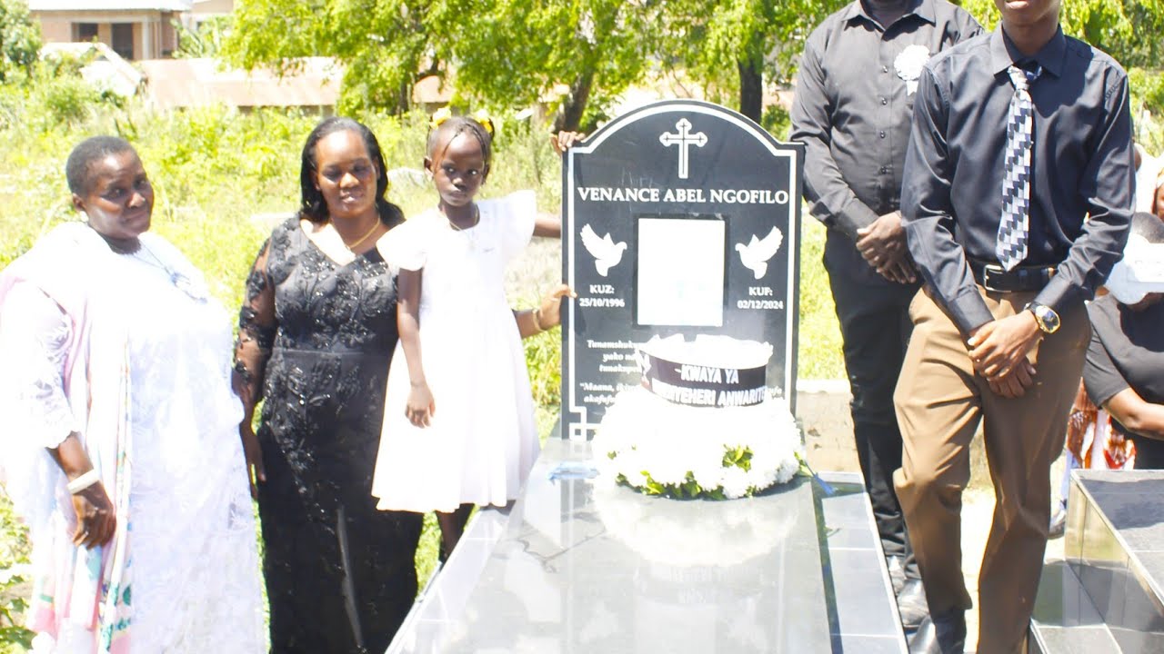  Kwaya ya Mwenyeheri Anuarite wasali kwenye kaburi la Mwanakwaya mwenzao Venance Ngofwilo