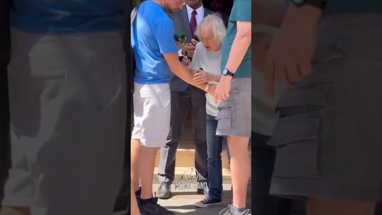 Angus and some fans asked for autographs #angusyoung #acdc #poweruptour #pwrup #monkband