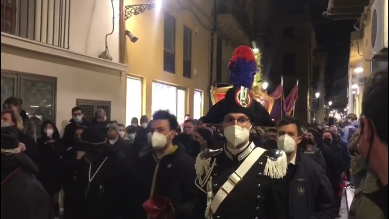 Agrigento, folla di gente per la processione serale del Venerdì Santo: le immagini