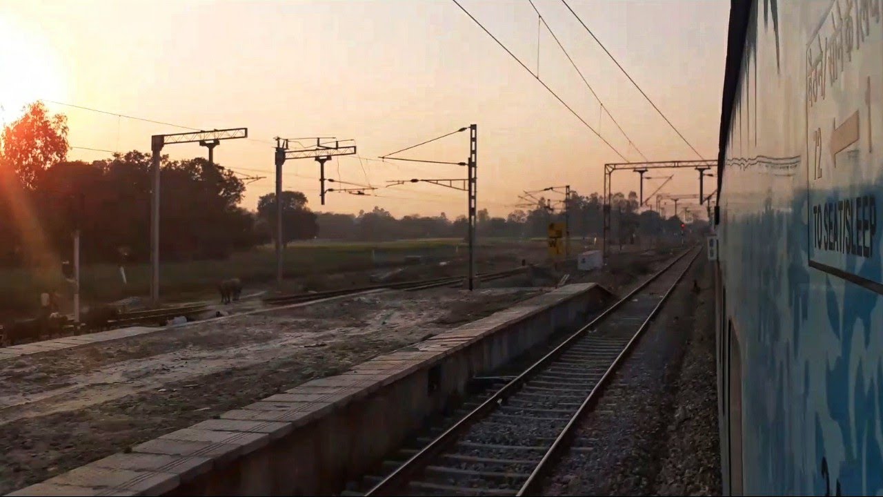 Kashi Mahakal Express full speed action & Skipping Maksi Junction