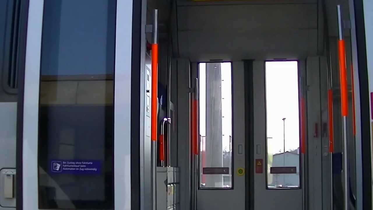 Regional  Bahn in der Oststeiermark Bahnschranken gehen zu bei Fladnitz im Raabtal